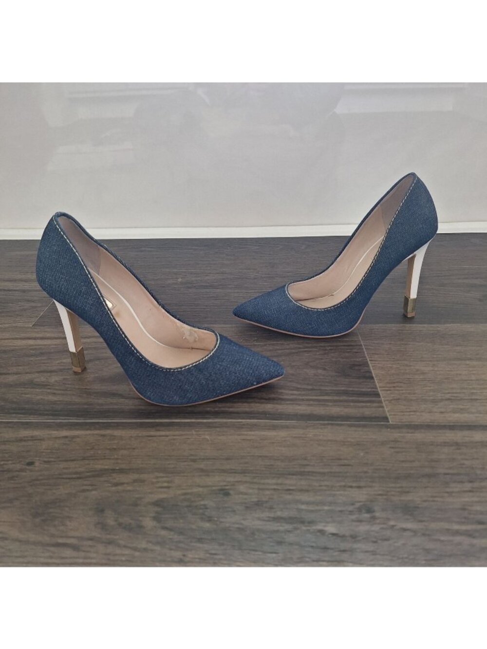 💙 GUESS Denim Pointed Toe Pumps Size 7 Blue Denim Stiletto Heels Gold Accent